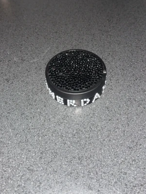 Glittrig snusdosa(läs nedan) - Går nu även att specialbeställa glittrig eller strassad snusdosa hos mig för 150kr oavsett design. Här är ett exempel på en enklare dosa jag gjorde till min kille. Har hittills gjort 5 stycken till nära och kära ❣️ 