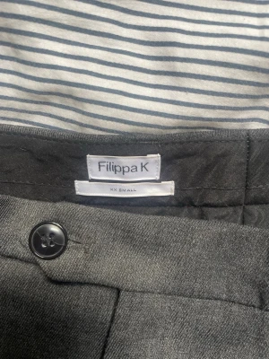 Mörkgrå kostymbyxor Filippa K XXS - Snygga mörkgrå kostymbyxor från Filippa K i storlek XXS. Bootcut passform. Perfekta för en stilren och clean look. Nypris 1900kr. Pris kan diskuteras.💕