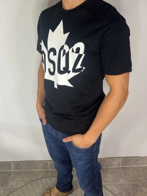 Dsquared2 T-shirt - Storlek S fits S, personen på bilden är 170cm