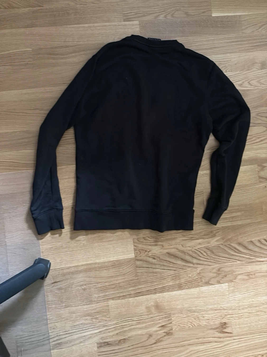 Svart sweatshirt med gul logga - 1