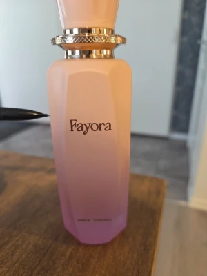 Fayora ParisCorner  - Ungefär hälften kvar, se bild. Ingen kartong.