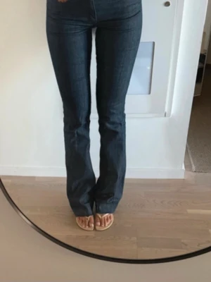 Mörkblå bootcut jeans - Säljer dessa otroligt snygga Zara  bootcut jeans som tyvärr inte passar. 