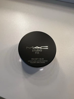 MAC Studio Fix Pro Set + Blur Light - MAC Studio Fix Pro Set + Blur är ett viktlöst löspuder i färgen Light. Kommer i en rund, svart burk med lock. Perfekt för att fixera makeup och ge en mjuk, suddad finish. Innehåller 6,5 g puder och är enkel att applicera för en naturlig look.Säljs utan kartong.