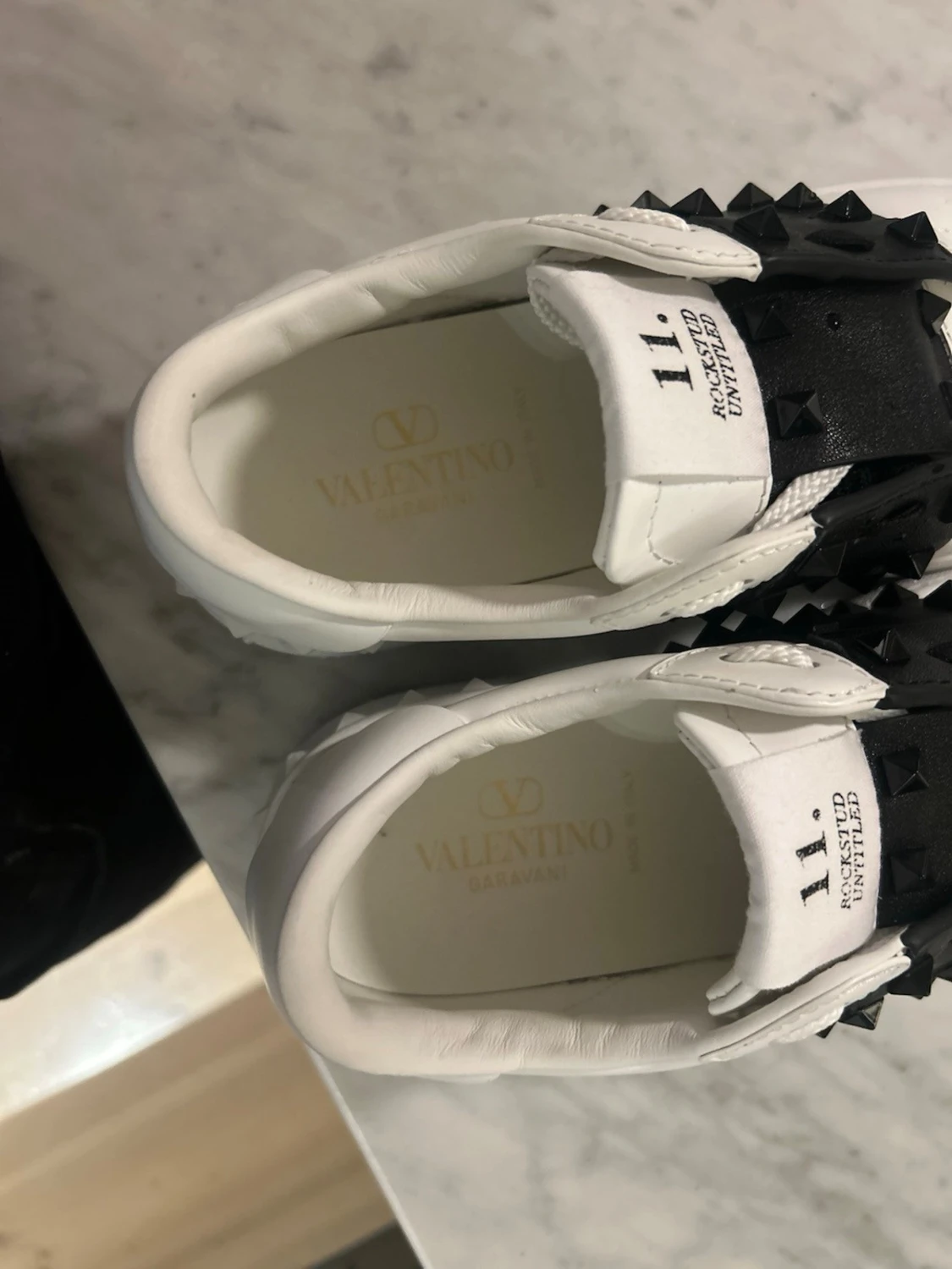 Vita sneakers med svarta nitar från Valentino - 3