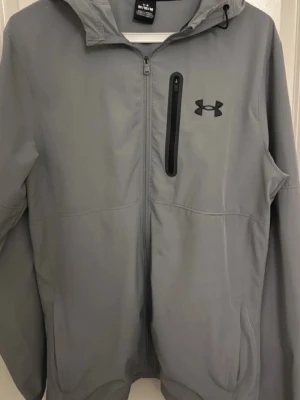 Under armour jacka  - Säljes då den ej används längre inga defekter allts skick 9/10 750 fast pris 