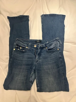 True religion jeans  - Snygga true religion jeans!! Det har varit hål mellan låren som är lagat, inget som syns när man har dem på. Nypris 1200kr 27/34 passar som en s/m 