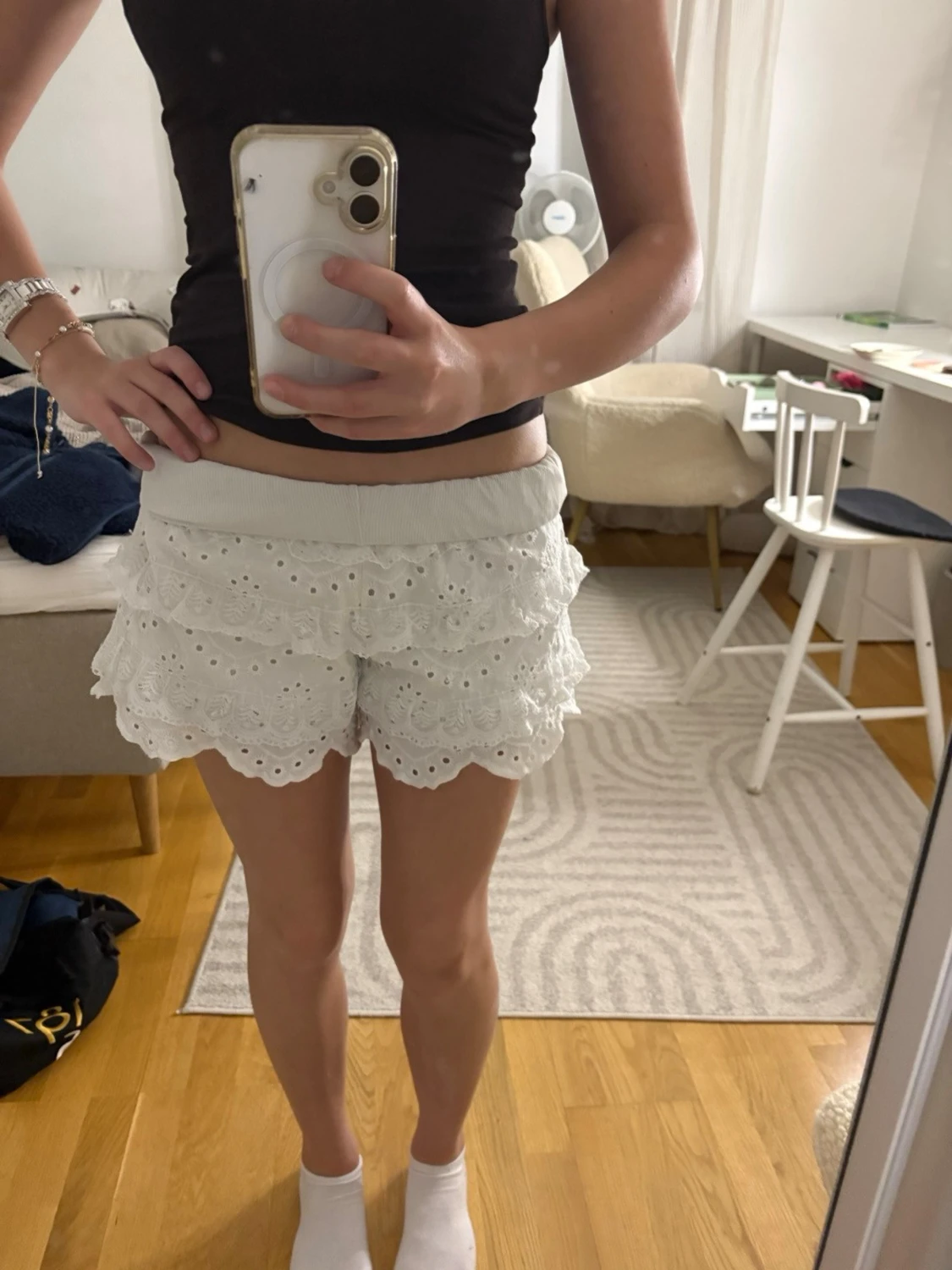 Vita volangshorts med broderi - 1