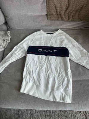 Gant sweatshirt vit  - Säljer denna schyssta sweatshirt som har använts 1-3 gånger bara, om det är några frågor eller funderingar så är det bara att fråga på! Kan gå ner i pris i en snabb och smidig affär😁 köparen står för frakten.