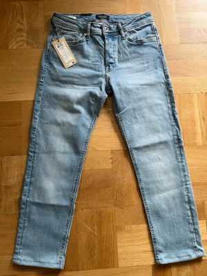 Ljusblå jeans från Jack & Jones - Ljusblå jeans från Jack & Jones, med passformen Tapered Mike storleken W30 L32. Hör av dig kring minsta fundering!