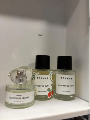 Parfym - Säljer pga vill skaffa nya dofter! Signature Vang essnce: 180kr. Forever june: 250kr. Adventure Seeker hm: 50kr. Säljer alernativt alla tillsammans för 400. Forever june har bara använts nåt sprut från, samma med adventure seeker, signature bang kan du se på bilden hur mycket som är kvar😊 