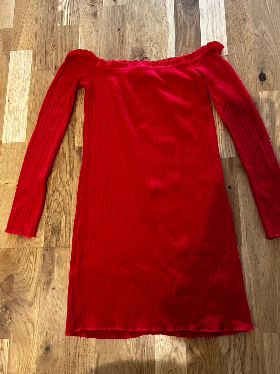 Röd offshoulder klänning Dennis Maglic