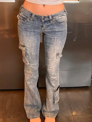 True Religion  - Becca LR cargo True Religion jeans, nästans som nya. köpta för 2500kr. Passar strl 32-36