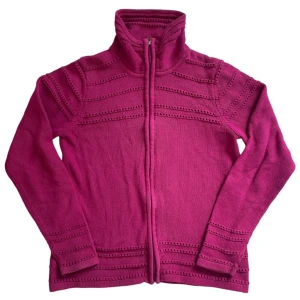 InTown zip-up tröja  - Magenta stickad polo tröja med dragkedja 💗Strl M men mer som en S! Jag brukar ha strl XS i överdelar för referens!
