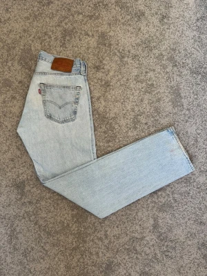 Levi's 501 ljusblå raka jeans - Klassiska Levi's 501 jeans | Skick 6/10 lite små defekter, lite missfärgningar | Storlek W29 L32 | tvättas och fräschas upp innan frakt | Priset kan diskuteras vid snabb affär🤝