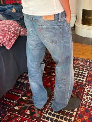 Levis jeans - Säljer ett par stört snygga levis jeans, st 33/30. Jag som normalt bär 29/32 kan ha på dem med bälte utan problem. Hör av dig vid minsta fundering och jag fraktar alltid inom 24 timmar!  Modell: 180, 60  Pris kan diskuteras vid snabb affär😊  Perfekt skick, endast ett hål på vänstra knät som jag endast tycker adderar till looken.
