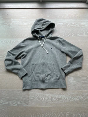 Ralph Lauren zip up - Säljer nu denna uråldriga polo Ralph lauren hoddien i färgen grå | skick 9,5/10 | storlek S | hör av er vid intresse pris går alltid att diskuteras| mitt pris 349kr | glöm ej kolla profil för erbjudande!💯