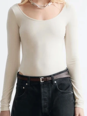 Ny & Other Stories Cremevit Body Ull Lyxigt Material - Strl.Small - Helt ny med tags kvar enligt bilder!  Body i mjuk och stretchig trikå med figurnära passform, långa ärmar, rundad halsringning och djup urringning i ryggen. Avslutad med knäppning i grenen.  Strl. Small  Nypris 790kr  Se gärna mina övriga annonser för bundlerabatter och samfrakt!