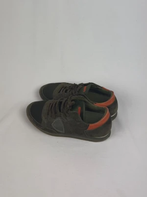 Philippe Model Sneakers - 🌸 INFO OM PLAGGET 🌸  ☑️ Märke: Philippe Model ☑️ Storlek: 42 ☑️ Färg: Mörkgrön ☑️ Skick: ⭐⭐⭐⭐⭐  ✨ Detaljer: ☐ Inga hål ☐ Inga fläckar ☐ Rökfritt hem ☐ Djurfritt hem  📏 Passform: ☑️ Normal   📦 Skickas snabbt. 💬 Skriv gärna om du vill ha fler bilder eller mått. 🤍 Paketrabatt vid köp av flera annonser. 🌟 Titta gärna på mina andra annonser!