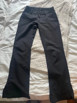 Kostymbyxor  - Ett par kostymbyxor från bikbok som är i storlek 34 och lowwaist. Inga skador och fina, om ni har frågor eller eller vill ha fler bilder så kan ni alltid skriva💕