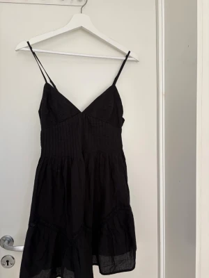 Svart klänning Zara - Svart sommarklänning från Zara i storlek xs. Den är helt ny med prislappen kvar!