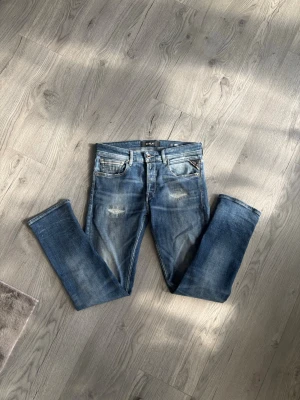 Blå slitna Replay jeans -  Tja! Jag säljer ett par fina Replay jeans i storlek 30 som har väldigt fina slitningar och är i modellen Grover. Är dessutom i väldigt bra skick. 