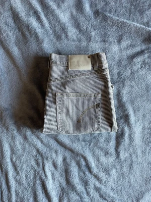 Randiga jeans från Dondup - Väldigt unika dondup jeans som är randiga! Priset är ej hugget i sten o jag svarar gärna på frågor 🙌