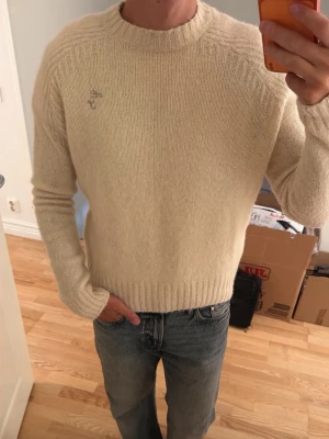 Acne studios  - Säljer en stickad acne studios crewneck. Den är helt ny och har aldrig använts utav mig, den är medium men skulle säga att den funkar utmärkt för small också. Köptes för 3400:- i acne butiken så bättre pris på denna skönhet hittar man inte.