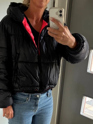 Vinterjacka från Replay - Så snygg croppad vinterjacka i dun från Replay