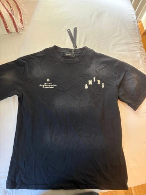 AMIRI T-shirt - •Skick: 10/10, helt ny • Storlek: M men den är stor i storleken, passar storlek L bättre. (öppen för bud 💬)  Skicka DM för fler bilder eller info! 🫱🏾‍🫲🏽