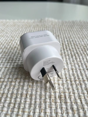 Travel adapter/reseadapter - Australien/Kina m.fl - En jordad reseadapter. Används för att koppla in utrustning med stickpropp av typ C eller F i ett vägguttag med typ I.   Använd på en resa i Australien i ca ett halvår. Nyskick!   🌏 Länder: 🇦🇺 Australien  🇨🇳 Kina  🇳🇿 Nya Zeeland  🇦🇷 Argentina  🇫🇯 Fiji  🇵🇬 Papua Nya Guinea  m.fl.