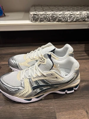 Asics Gel-Kayano 14 storlek 44 - ASICS Gel-Kayano 14, strl 44 – helt nya och aldrig använda. Sjukt snygga och bekväma, perfekta till både vardag och outfit. Kartong följer med.