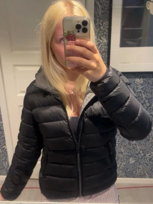 Svart pufferjacka från colmar - Nypris ca 5000. Storlek M men mindre i storlek så passar nån med S. Den är i mycket bra skick, ser nästan ny ut. Kolla sista bilden för äktahetsbevis. 