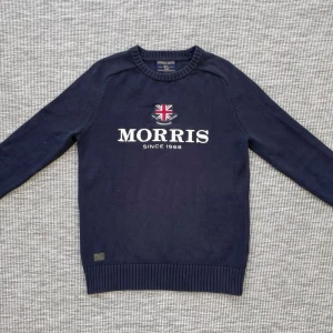 Stickad Morris tröja - Säljer denna riktigt snygga Morris tröja i mycket bra skick!🙌 Storlek: xs🤝 Skick:9/10🌟 Hör av er om ni har några frågor eller funderingar🤩