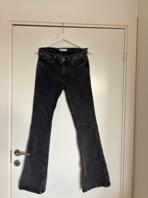 Svarta bootcut jeans  - Svarta bootcut jeans från Gina Tricot som inte används längre i storlek 36