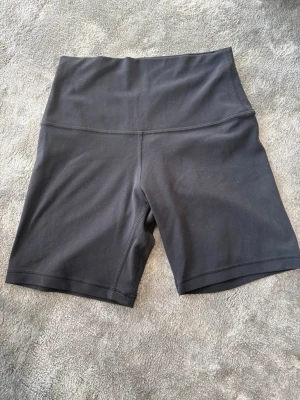 Lululemon align high rise biker shorts  - Shorts från lululemon. Använda en gång så det finns inga tecken på användning. Supermjuk stretchigt material. 6 inch modell 