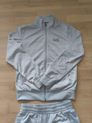 Emporio Armani tracksuit  - Säljer en snygg Emporio Armani tracksuit i storlek XS  🔥 Den är i bra skick utan hål osv. Skicka DM för fler frågor / Mvh