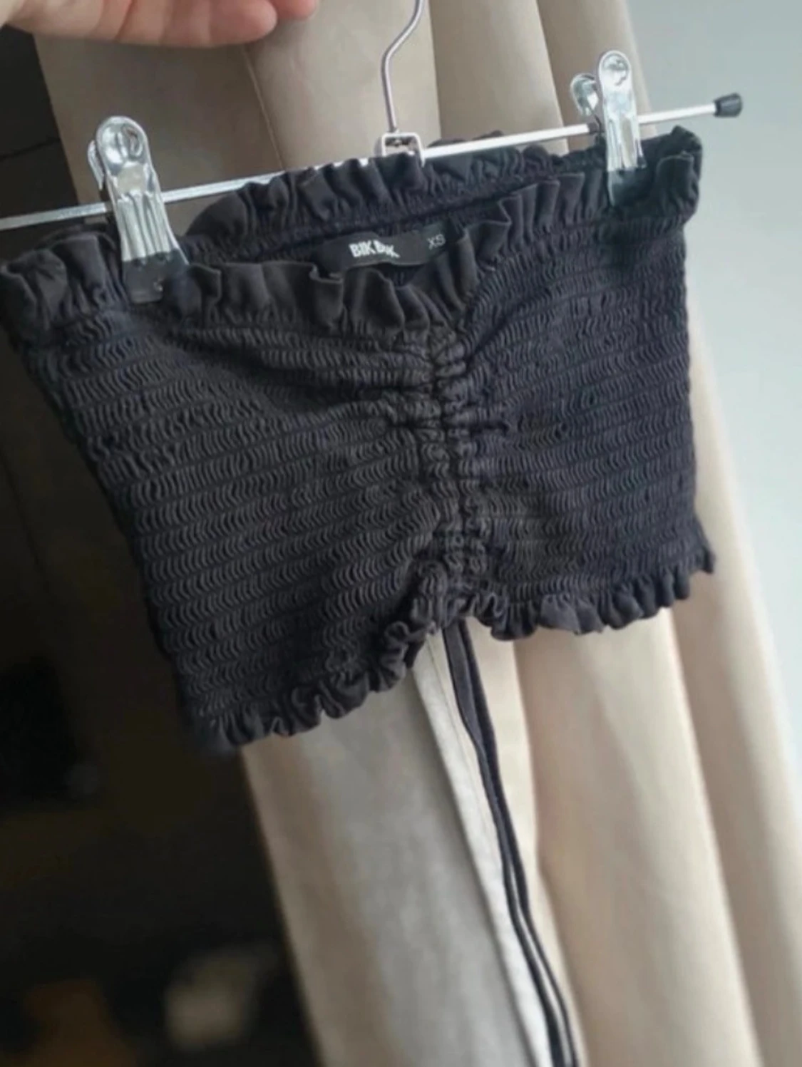 Svart smockad tubtopp från BikBok
