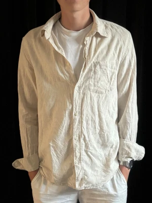 Tunn linne Overshirt S - Märke: H&M Storlek: S Färg: Beige Kvalitet: 8/10  Hör av dig vid frågor!