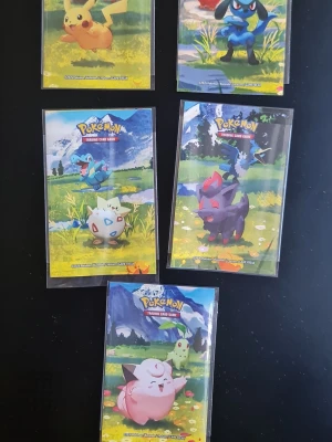 Pokémon samlarkort sticker 5-pack - Säljer ett 5-pack Pokémon sleeves med färgglada motiv av Pikachu, Riolu, Togepi, Zorua och Clefairy. Perfekt för att skydda och förvara dina samlarkort. Tillverkade i plast med tryckta illustrationer från Pokémon Trading Card Game.