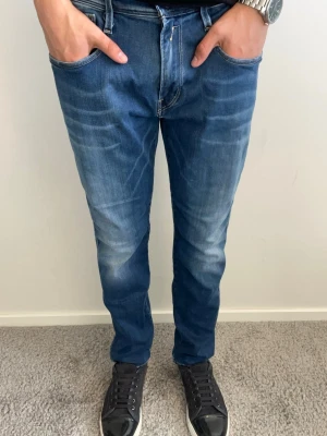 Replay Anbass Jeans - Tja, säljer dessa tvärfeta Replay Anbass i mycket fint skick med inga defekter! Mått, längd 100, midja 43. Hör av er vid fler frågor🤝