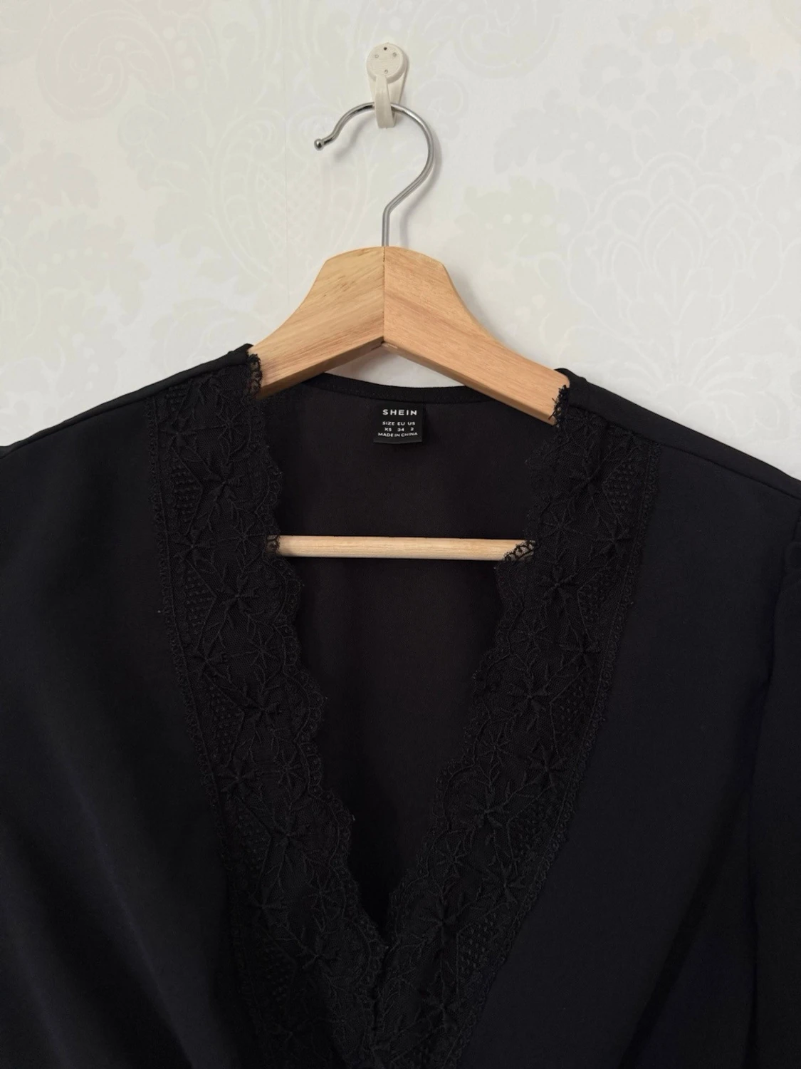 Svart blus med spetsdetaljer från SHEIN - 1