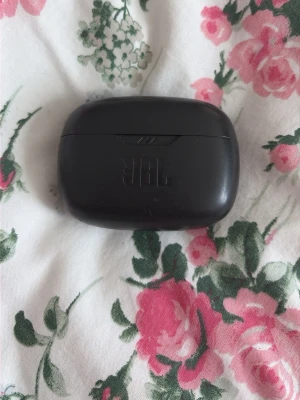 Svarta trådlösa in-ear JBL hörlurar - Säljer ett par svarta trådlösa in-ear hörlurar från JBL med laddningsetui. Snygg och kompakt design i matt plast som är enkel att ta med sig. Perfekta för musik, poddar eller samtal på språng. Köpte dem för 800kr men lägger ut dem för 400kr priset kan diskuteras vid snabb affär. Skriv vid eventuella frågor!🌺