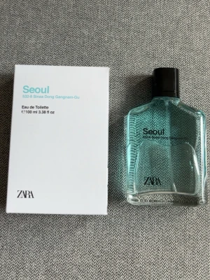 ZARA Seoul Eau de Toilette 100 ml - Fräsch parfym från ZARA i doften Seoul. Flaskan är transparent med ljusblått innehåll och svart kork. Doften har inslag av mandarin, peppar, muskot, lavandin, ylang, läder, torr amber och kumarin. Modern och stilren design, perfekt för dig som gillar aromatiska toner. Jag har öppnat och sprayat få gånger. Den är nästan helt ny.