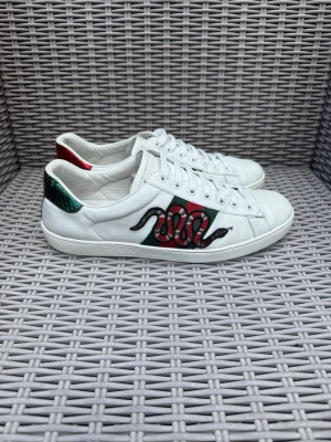 Gucci Ace Snake - Gucci Ace Snake || Storlek 43 || Skorna är i mycket bra skick (se bilder) || Tveka inte på att höra av dig vid frågor eller funderingar 