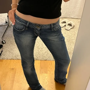 Lågmidjade Fornarina Jeans - Så snygga Lågmidjade jeans från fornarina😍Midjemåttet är 39 cm rakt över och innerbensmåttet är ca 81 cm. Slitningar längst ner (på baksidan). Tveka inte att höra av dig om fler frågor❤️