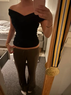 Svart offshoulder topp - Snygg svart offshoulder topp från Pull & Bear. Säljer då den inte kommer till användning, inga defekter