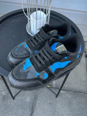 Valentino rockruners  - Säljer nu mina valentino rockruners då jag tröttnat på dom. De är i storlek 42 och bra skick. Kom med frågor, priset är ej hugget i sten!