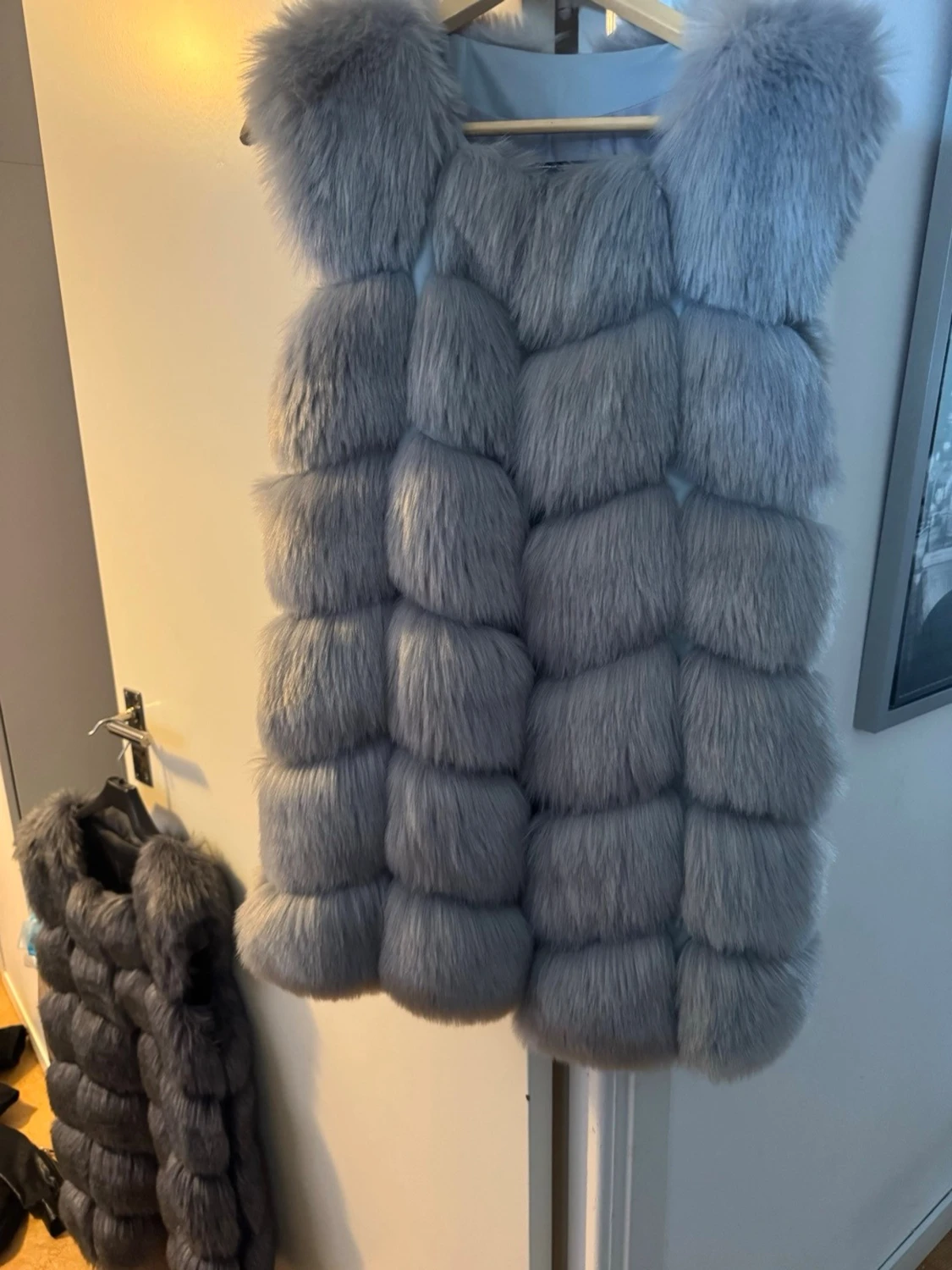 Lång fluffig pälsväst i grå nyanser