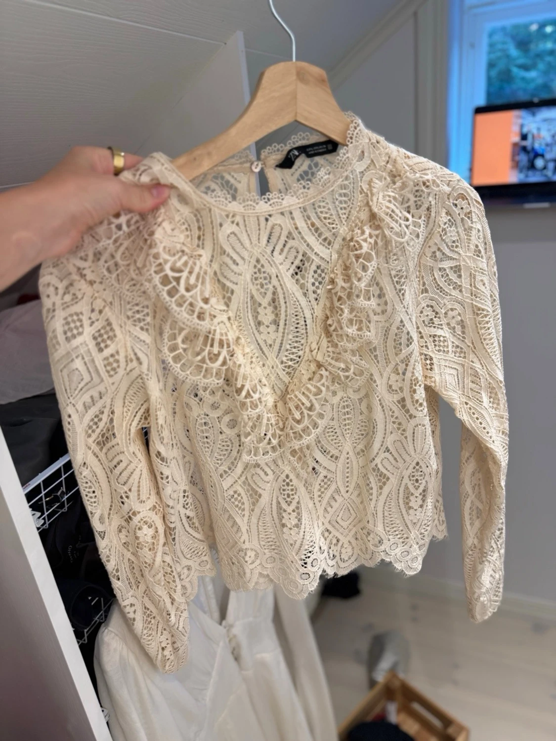Beige spetsblus med lång ärm
