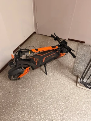 Svart och orange elsparkcykel Kukirin g3 pro - Säljer en svart och orange elsparkcykel med vikbar design och robust ram. Utrustad med stora hjul, stöd och tydliga detaljer i orange. Perfekt för smidig transport i stan och enkel att ta med tack vare hopfällningsfunktionen.